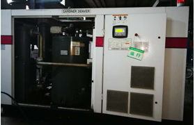 由于油品問題導(dǎo)致油氣分離器壓差高，空壓機潤滑油結(jié)膠，油濾堵塞，機器高溫報警